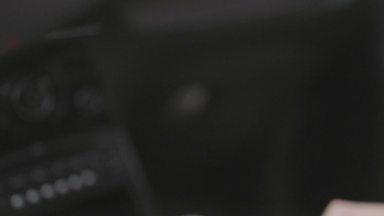 primer plano de un hombre tocando la pantalla verde del teléfono. stock. un hombre tocó la pantalla verde de un teléfono para ver el mapa y lo eliminó. un hombre mira la pantalla verde del teléfono como si fuera un mapa