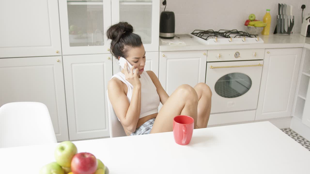 chica encantadora hablando por telefono