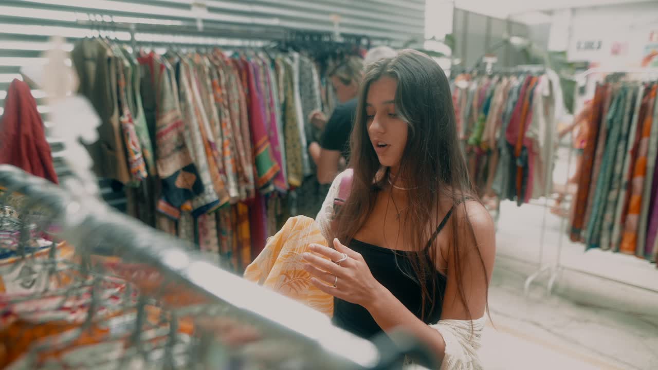 옷을 쇼핑하는 여자