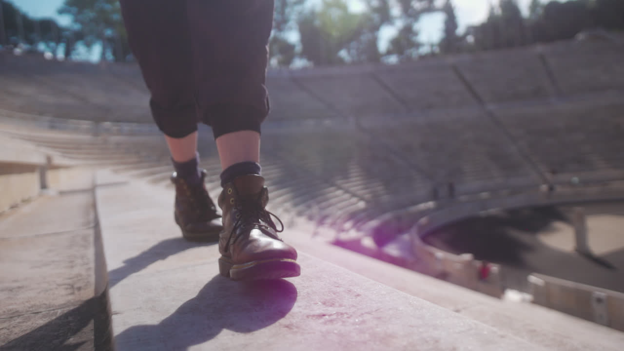 caminando por ruinas antiguas en grecia