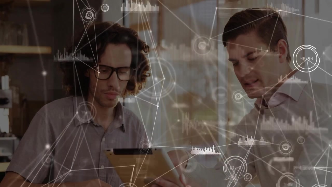 Colegas de negocios tocando una tableta y activando una superposición de gráfico transparente mientras conectan nodos.