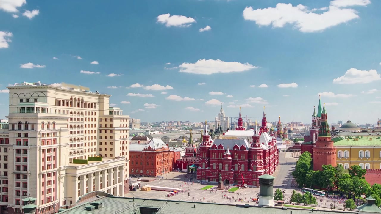 Panorama de la Plaza Manezh, Hotel Moscú, Museo Histórico y Kremlin en timelapse en un día nublado de verano desde lo alto en Moscú, Rusia
