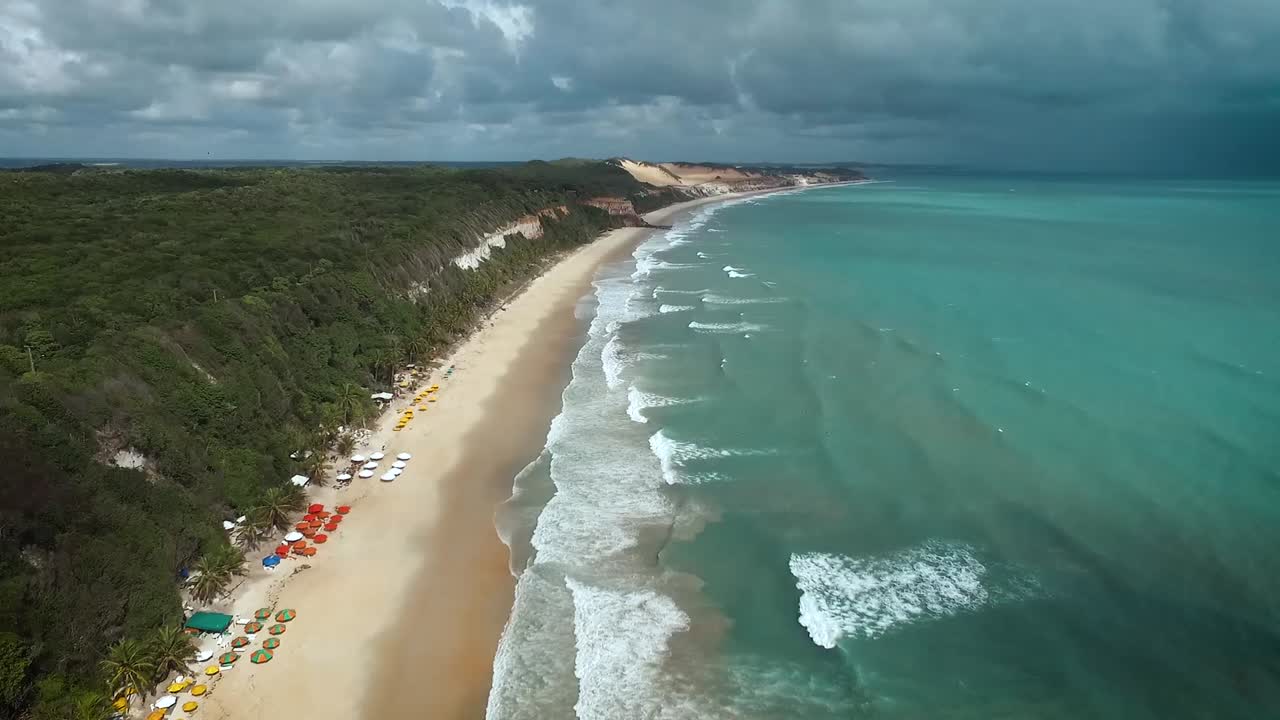 푸른 물 이 있는 열대 해변 의 공중 사진