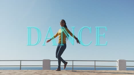 pancarta de texto de baile de neón contra una mujer afroamericana bailando en el paseo marítimo