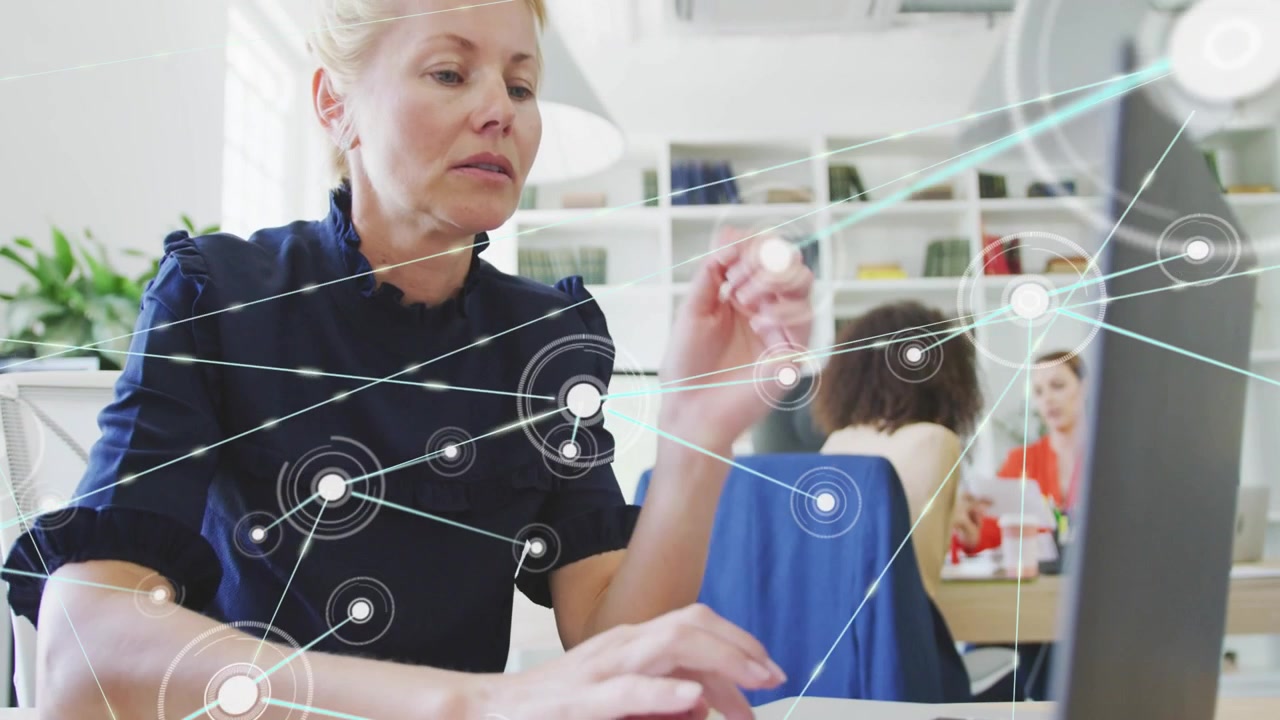 Donna che digita sul laptop, che interrompe lo studio mentre nodi e linee si sovrappongono, assistendo il lavoro tecnologico