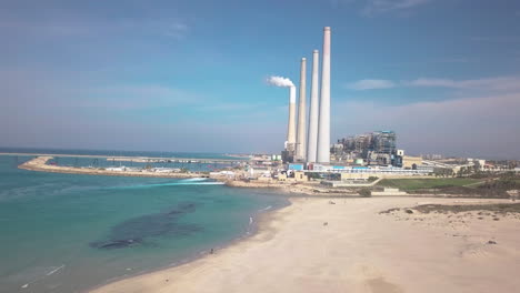 Amplia-Toma-Aérea-De-La-Planta-Desalinizadora-De-Hadera,-Israel,-Sobre-La-Playa-Y-El-Agua