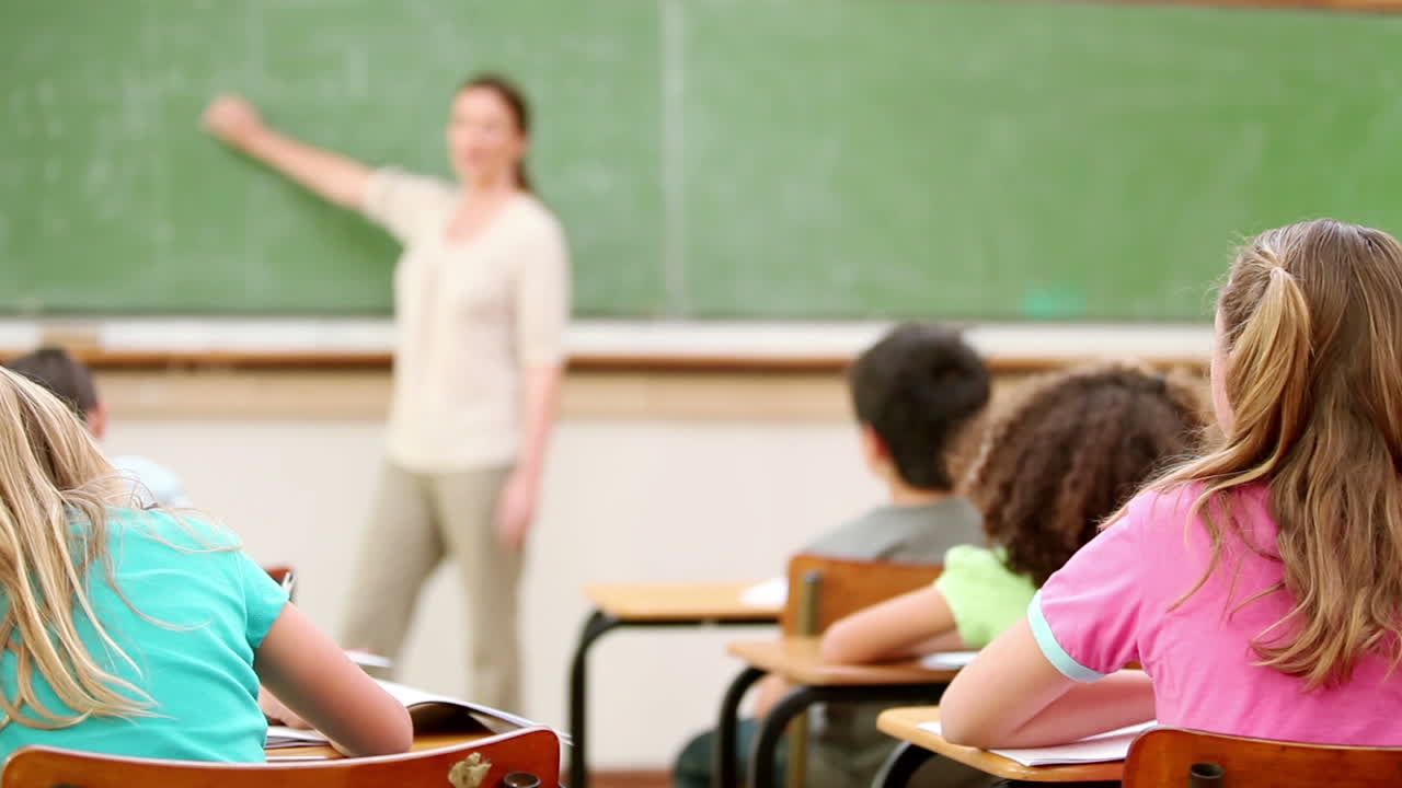 el maestro hablando con los niños