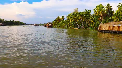 Meerrückstau-Mit-Vielen-Traditionellen-Hausbooten-Und-Erstaunlichem-Himmel-Am-Morgen-Video-Aufgenommen-In-Alappuzha-Oder-Alleppey-Rückstau-Kerala-Indien