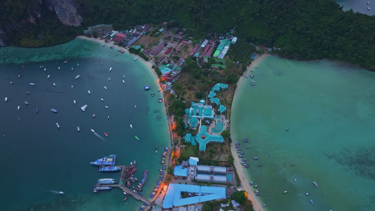 Luce soffusa e nuvole basse coprono la costa dell'isola di Phi Phi, Thailandia