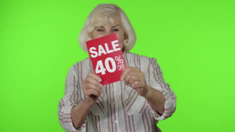 abuela mayor mostrando venta 40 por ciento de descuento anuncio de banner. compras en línea. viernes negro