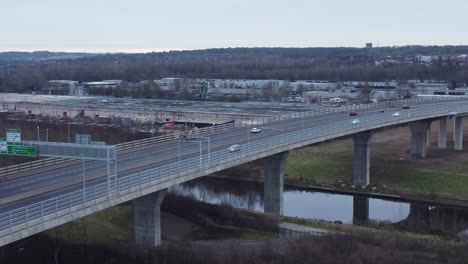 Mersey-Gateway-Peaje-Puente-Autopista-Tráfico-Conduciendo-A-Través-Del-Canal-Paso-Elevado-Vista-Aérea-órbita-Derecha