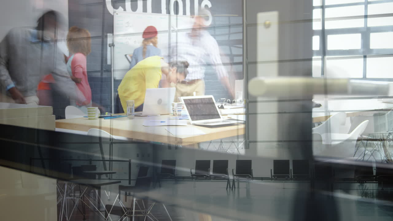 걸어다니는 사람들과 도시 풍경 위에 사무실에서 다양한 사업가들의 애니메이션