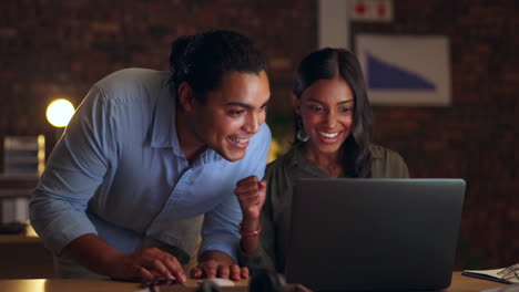 éxito en el trabajo en equipo, computadora portátil o mujer feliz