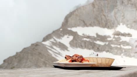 Pasta-Italiana-Con-Salchicha-Servida-En-La-Cabaña-De-Montaña-En-La-Meseta-De-Las-Musas-En-El-Monte-Olimpo,-Grecia