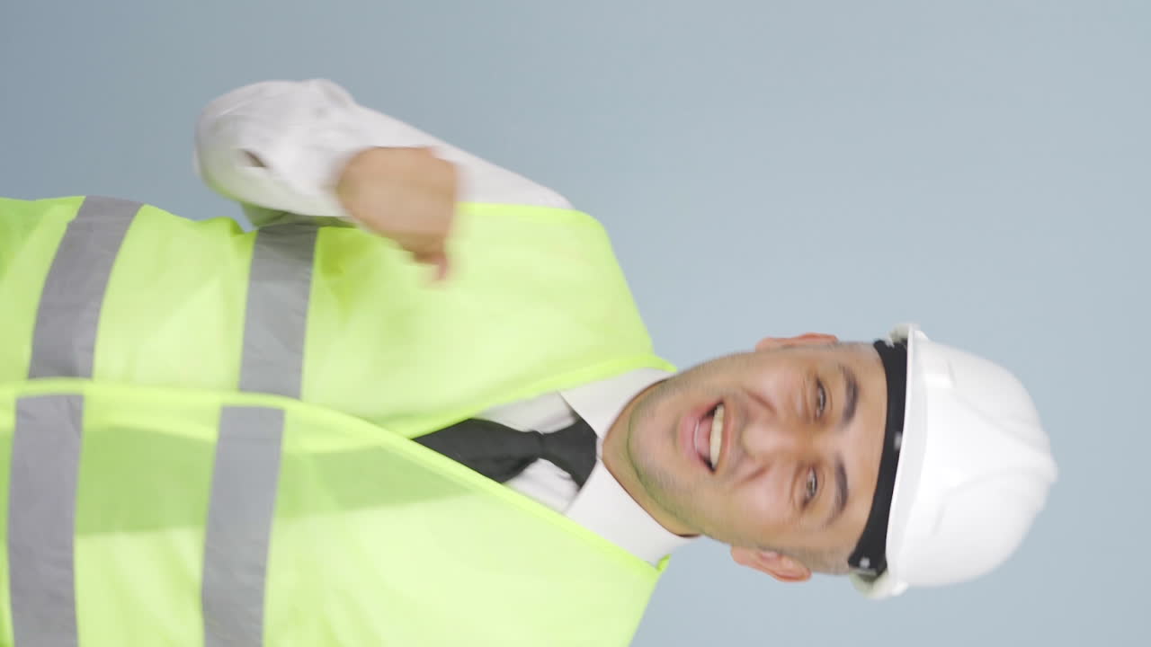 춤추는 엔지니어의 수직 비디오.