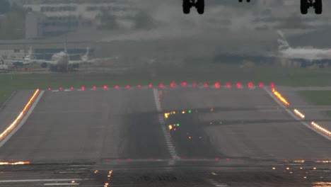 aterrizaje de avión en súper cámara lenta