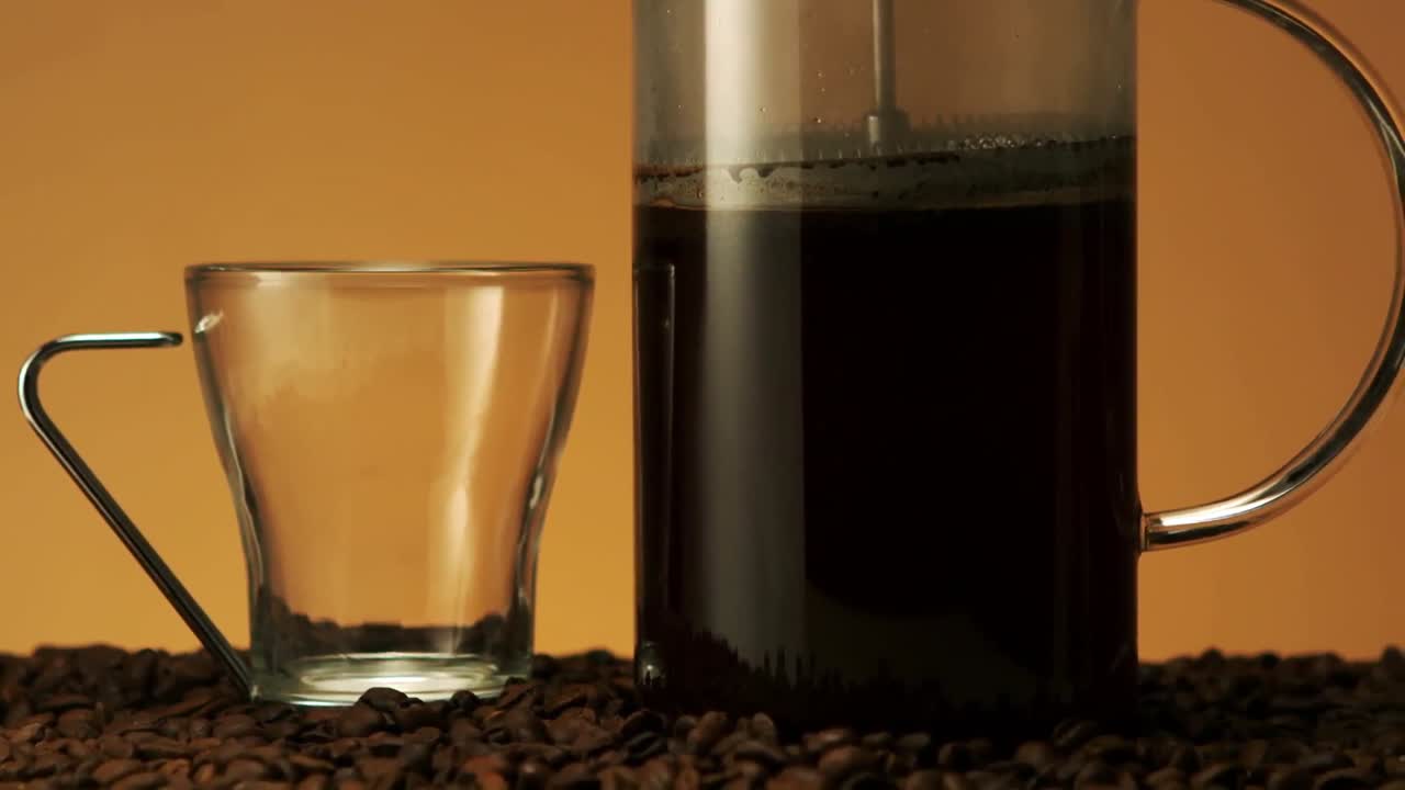 프랑스 프레스 에서 커피 를 양조 하는 것