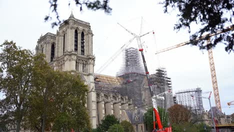 vista panorámica de la reconstrucción de la catedral de notre-dame en parís francia después del incendio - maquinaria pesada