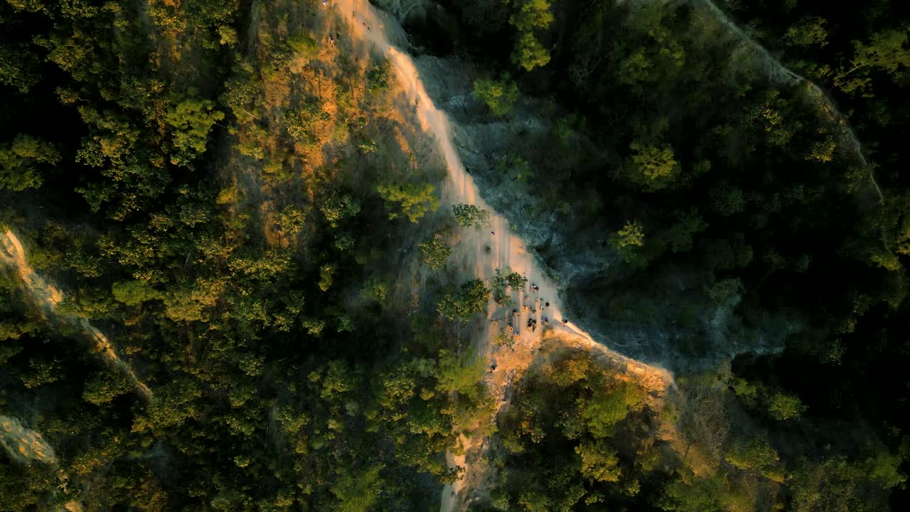 4k naturaleza cinematográfica imágenes aéreas de drones de las hermosas montañas de mae hong son en el famoso cañón al lado de pai, tailandia durante la puesta del sol