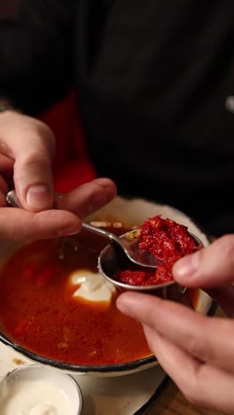 preparar y comer sopa de borscht