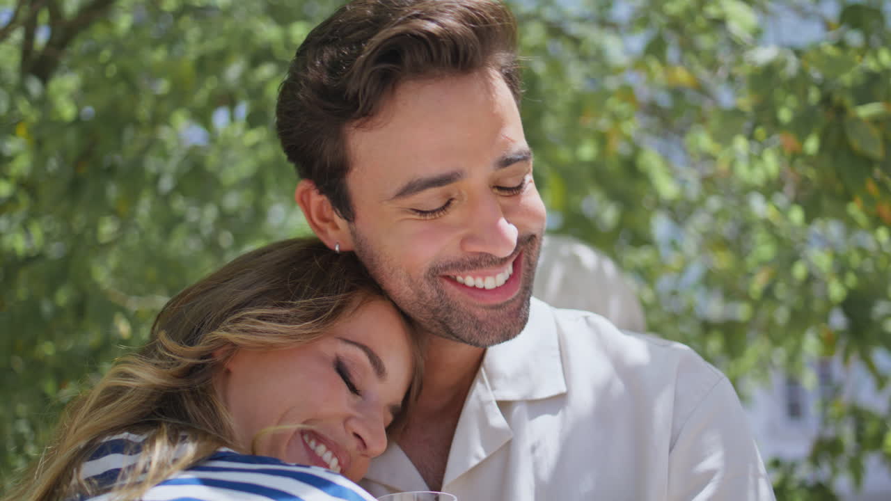 사랑스러운 커플이 함께 포옹하고 정원 근접에서 행복한 느낌. 만적인 커플