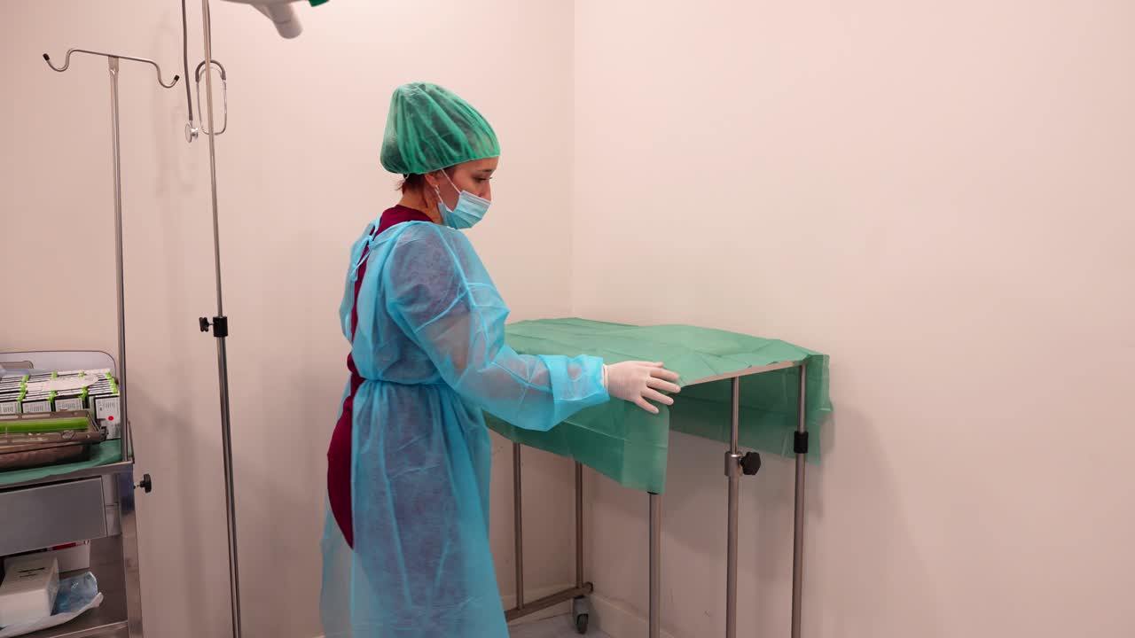 personal médico preparando un carrito quirúrgico en una sala de operaciones estéril