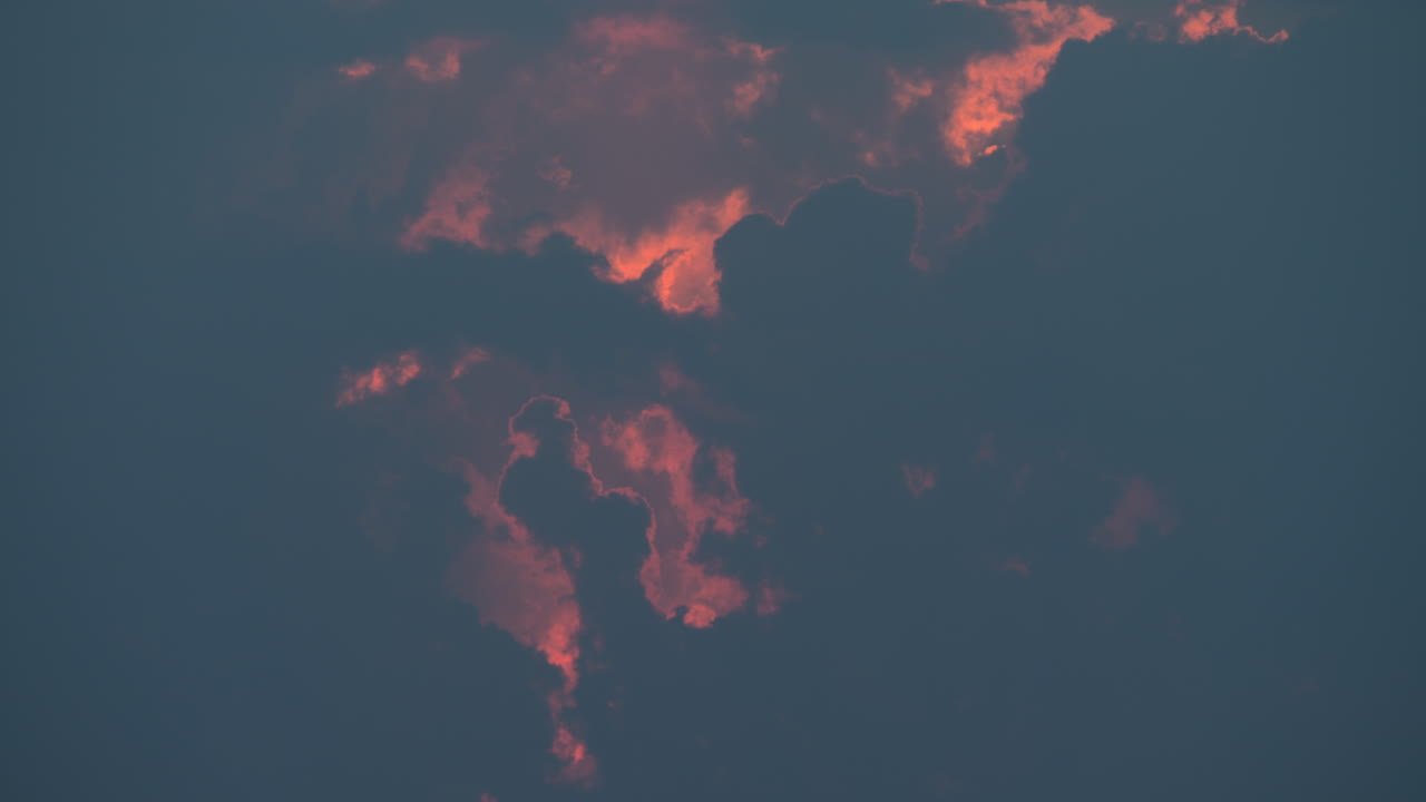 은 색조의 저녁 하늘 구름