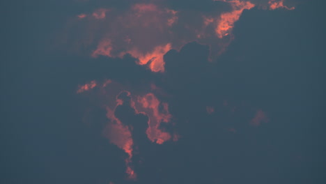 vistas del cielo nocturno nubes con tinte rojo