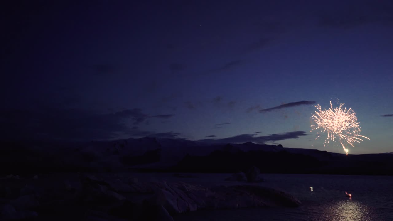 asombrosos fuegos artificiales en la laguna glaciar, jokulsarlon en islandia