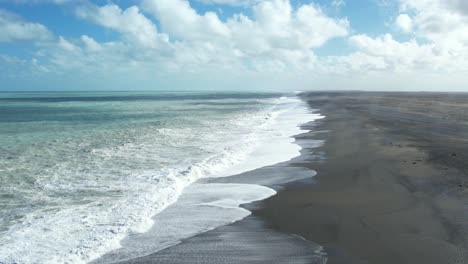 Antena-Baja-Sobre-El-Océano-Turbulento-En-Birdlings-Flat-Beach