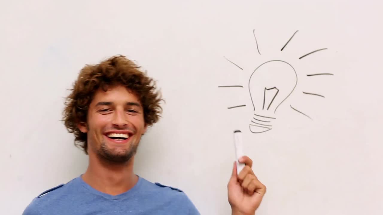 estudiante feliz obteniendo una idea
