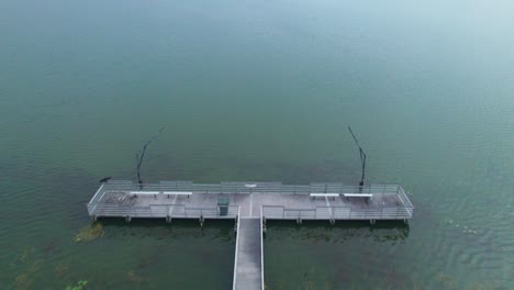 Sobrevuelo-Del-Muelle-De-Pesca-Y-Revelación-Aérea-Del-Lago-Starke-Y-El-Cielo-Nublado-En-Ocoee,-Florida-Central