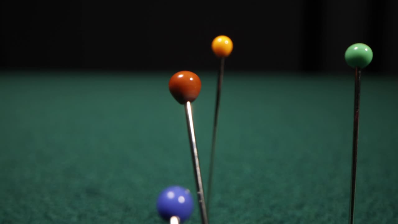 alfileres en fondo verde, primer plano de un escritorio de alfiler con herramientas de alfilería