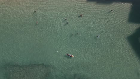 Drone-Volando-Sobre-La-Gente-Oahu-Ocean-Beach-En-Hawaii