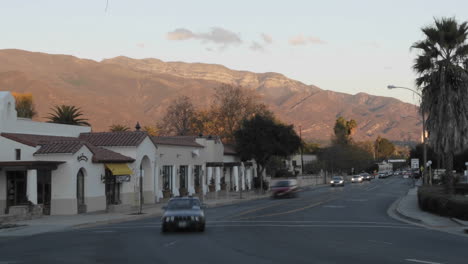 Lapso-De-Tiempo-De-La-Atardecer-En-Las-Montañas-De-Topa-Topa-Y-Coches-En-El-Centro-De-Ojai-California