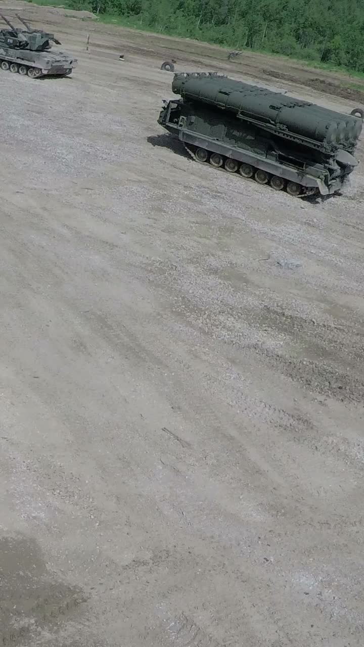 Veicoli militari in mostra