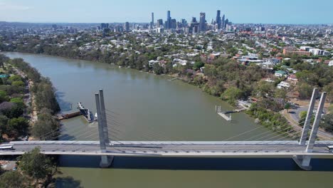 el icónico puente eleanor schoenell a través del río brisbane en dutton park, queensland, australia