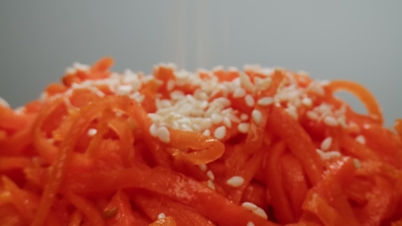 발효 된 마리네이트 당근 러드, 한국 스타일의 개진 당근, 마늘, 식물성 기름 및 향신료