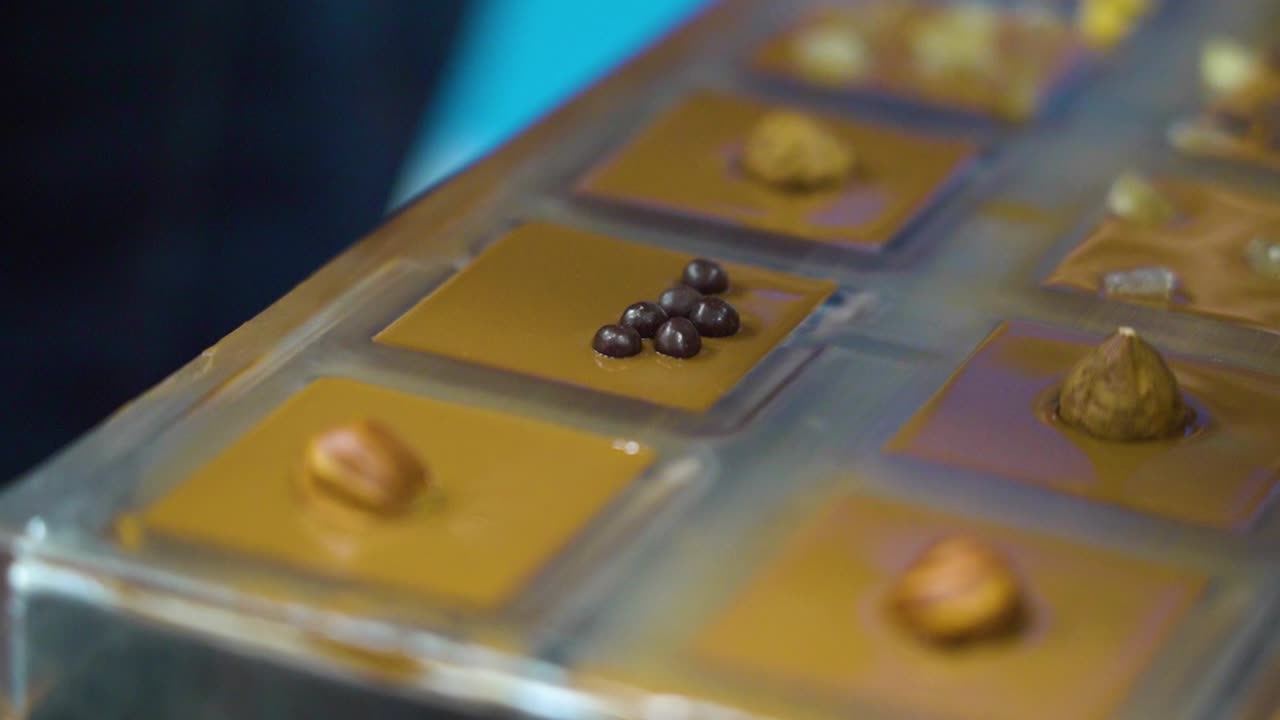 초콜릿 바 를 견과류, 과일, 토핑 으로 장식 하는 것