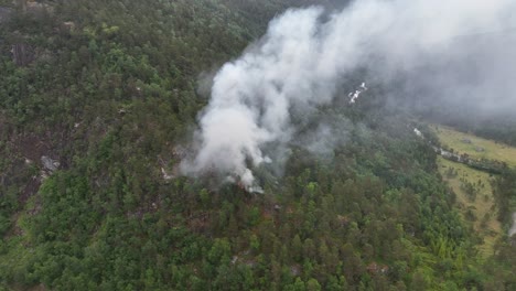 Bosque-En-Llamas-Después-De-La-Caída-De-Un-Rayo-En-El-Municipio-De-Stamneshella-Vaksdal-Noruega---Antena-Encima-Del-Fuego-Recientemente-Iniciado