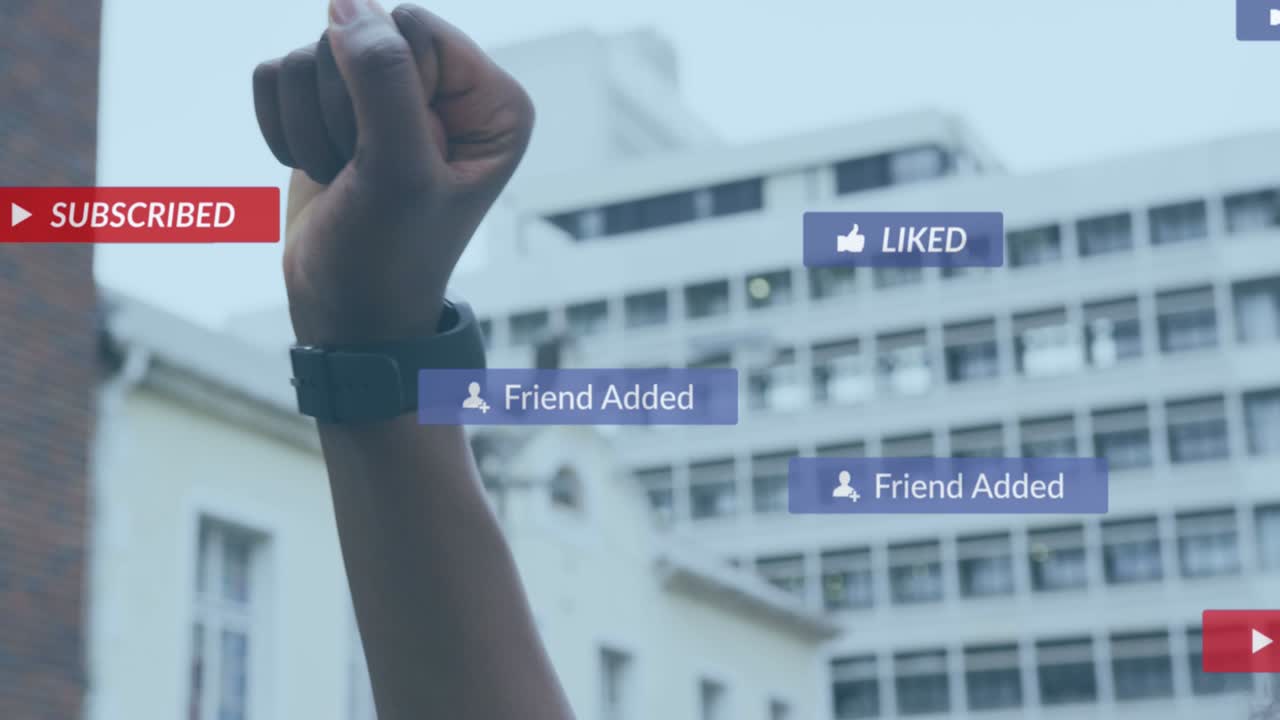 animación de notificaciones de redes sociales sobre una mujer afroamericana levantando el puño en la calle de la ciudad