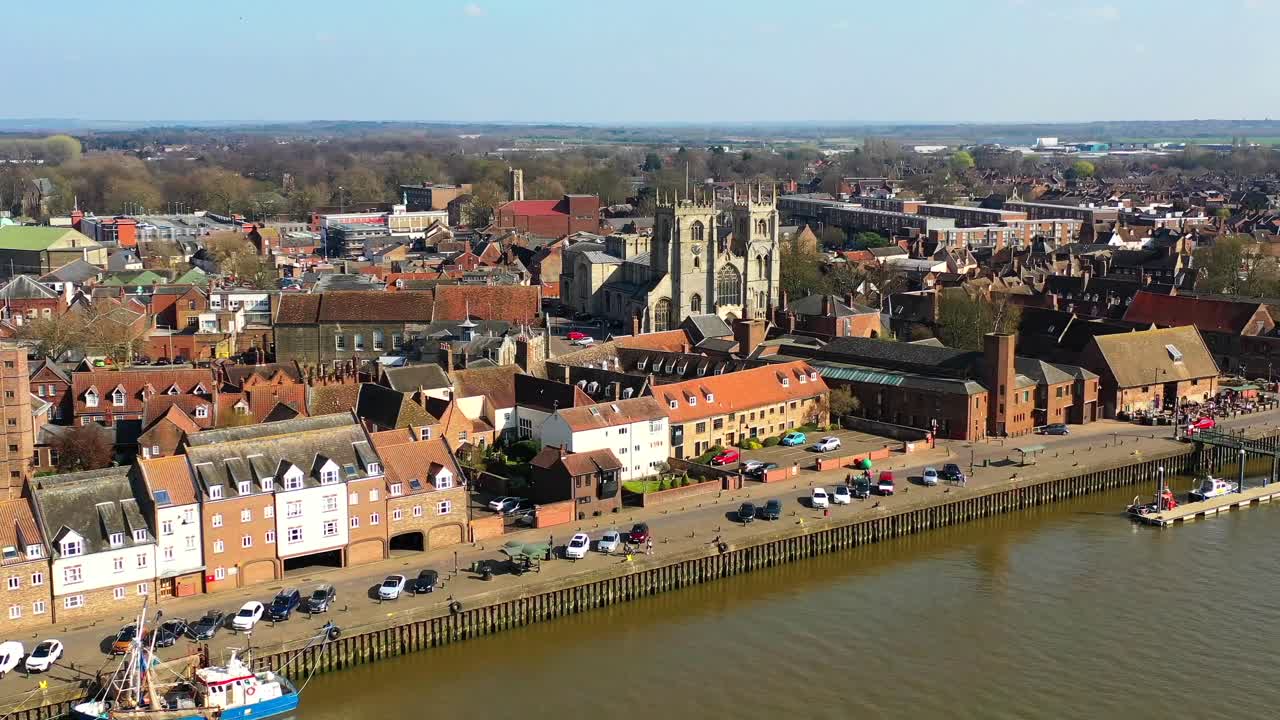 Vue aérienne du front de mer de King's Lynn, d'un chalutier et de la rivière Great Ouse, King's Lynn, Norfolk, Royaume-Uni