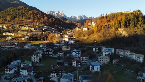 Vista-Aérea-Panorámica-De-La-Hermosa-Ciudad-Al-Atardecer-Cerca-De-Dolomita