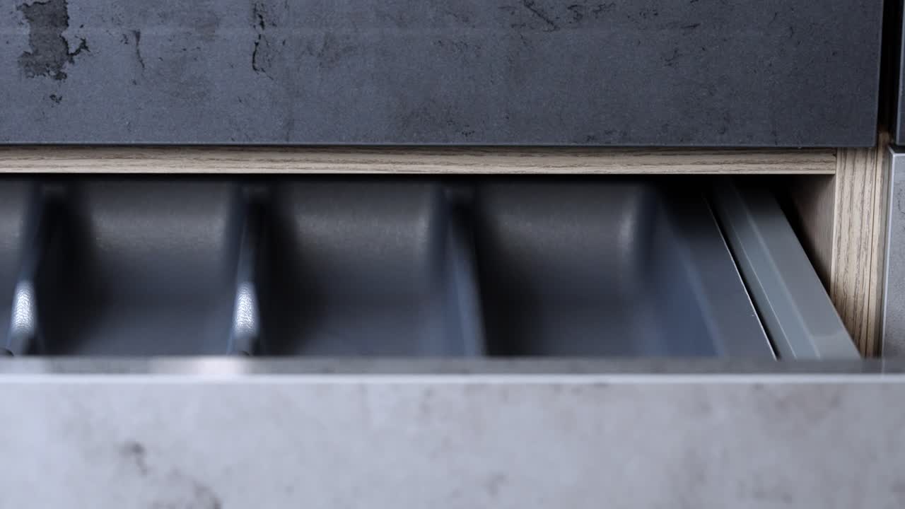 손톱을 칠한 여성이 캐비닛 서랍을 열고 닫습니다.