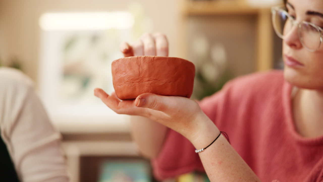 mujer creando un cuenco de arcilla