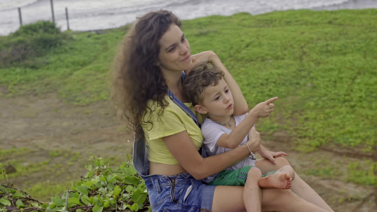 Madre e figlio che riposano all'aperto