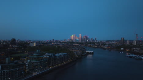 el horizonte de londres al anochecer