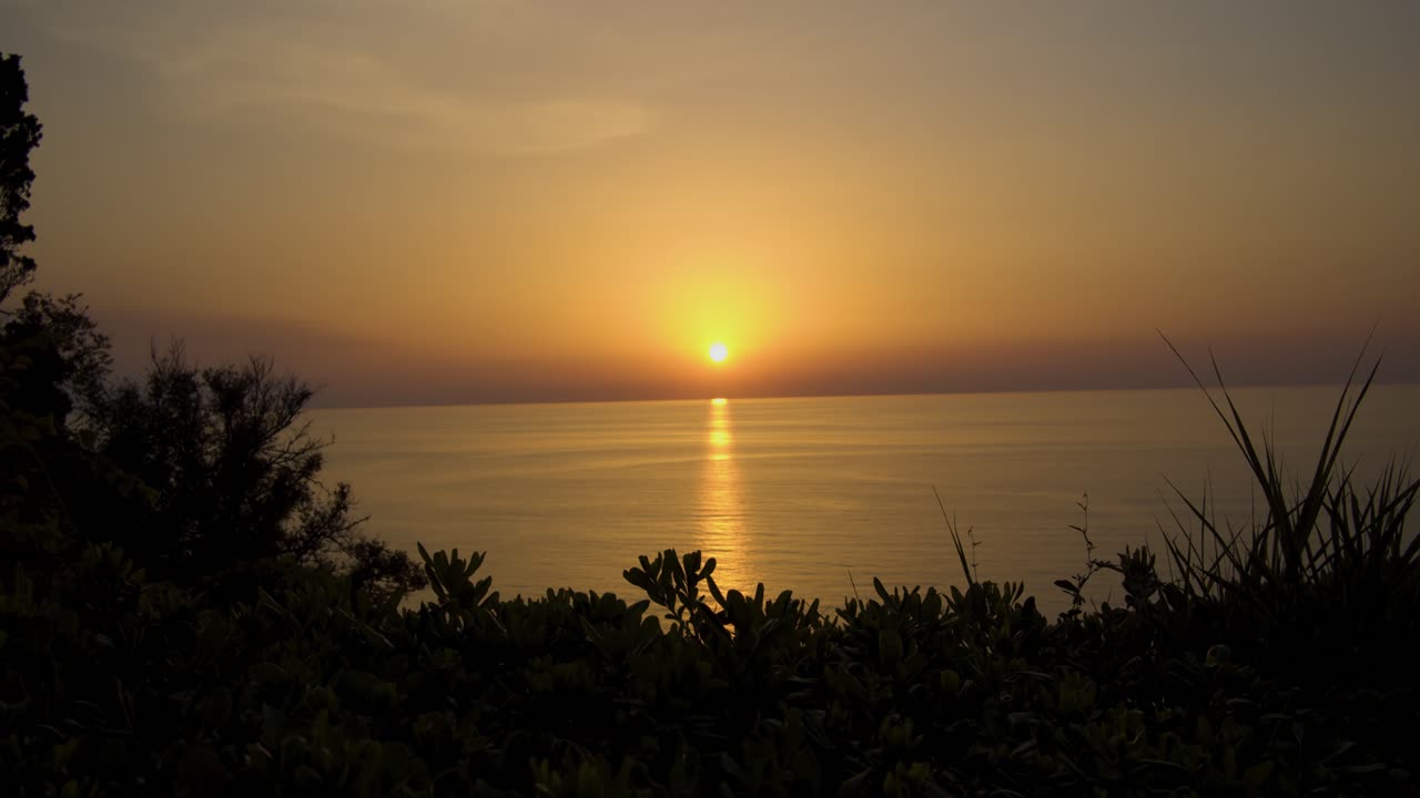 바다 위의 일몰 - 아름다운 빛 분위기