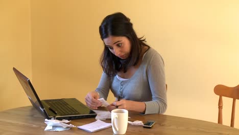 mujer infeliz haciendo sus cuentas