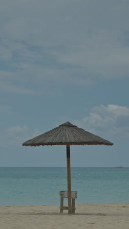 Maragkas-Strand-Auf-Der-Griechischen-Insel-Naxos-Mit-Sonnenschirmen-In-Vertikaler